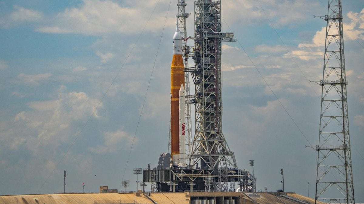 Il razzo SLS sulla rampa di lancio.