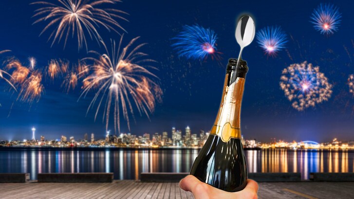 cucchiaino nella bottiglia spumante