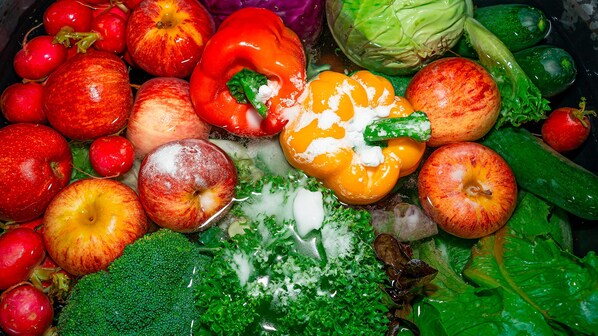 Acqua e bicarbonato lavare frutta e verdura