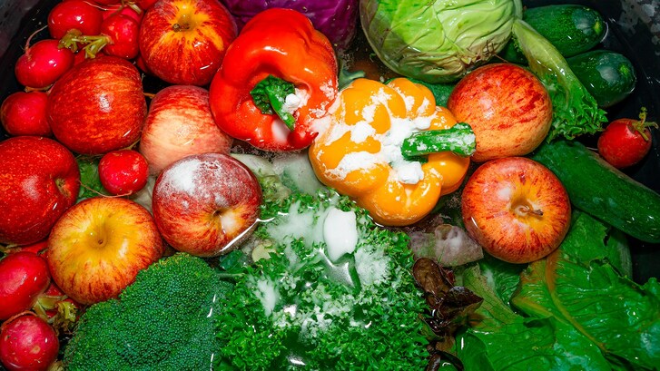 Acqua e bicarbonato lavare frutta e verdura