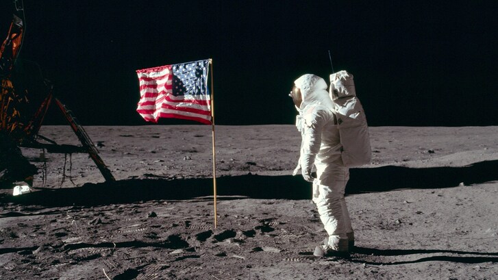 luna bandiera si vede da terra