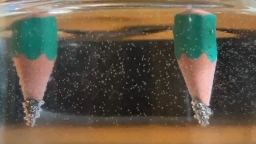 elettrolisi dell'acqua esperimento matite e pila