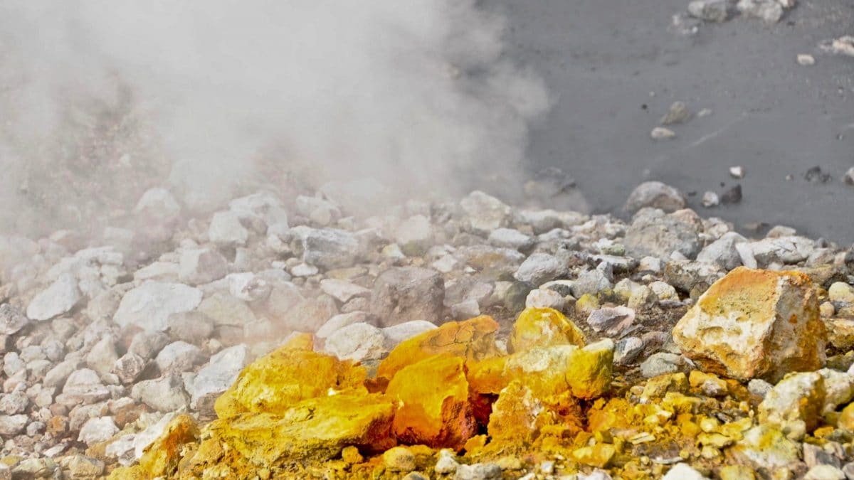 magma superficiale campi flegrei