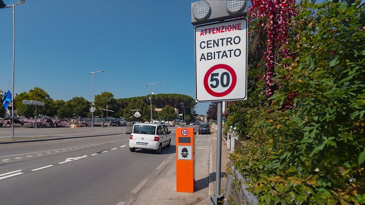 autovelox cartello rallentare 1 km