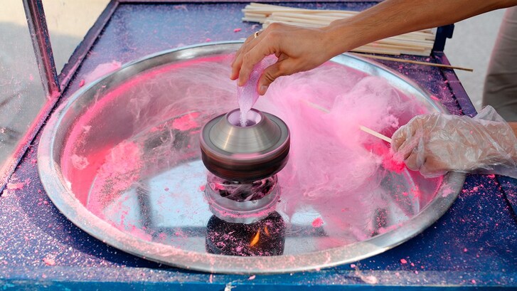 come si produce lo zucchero filato