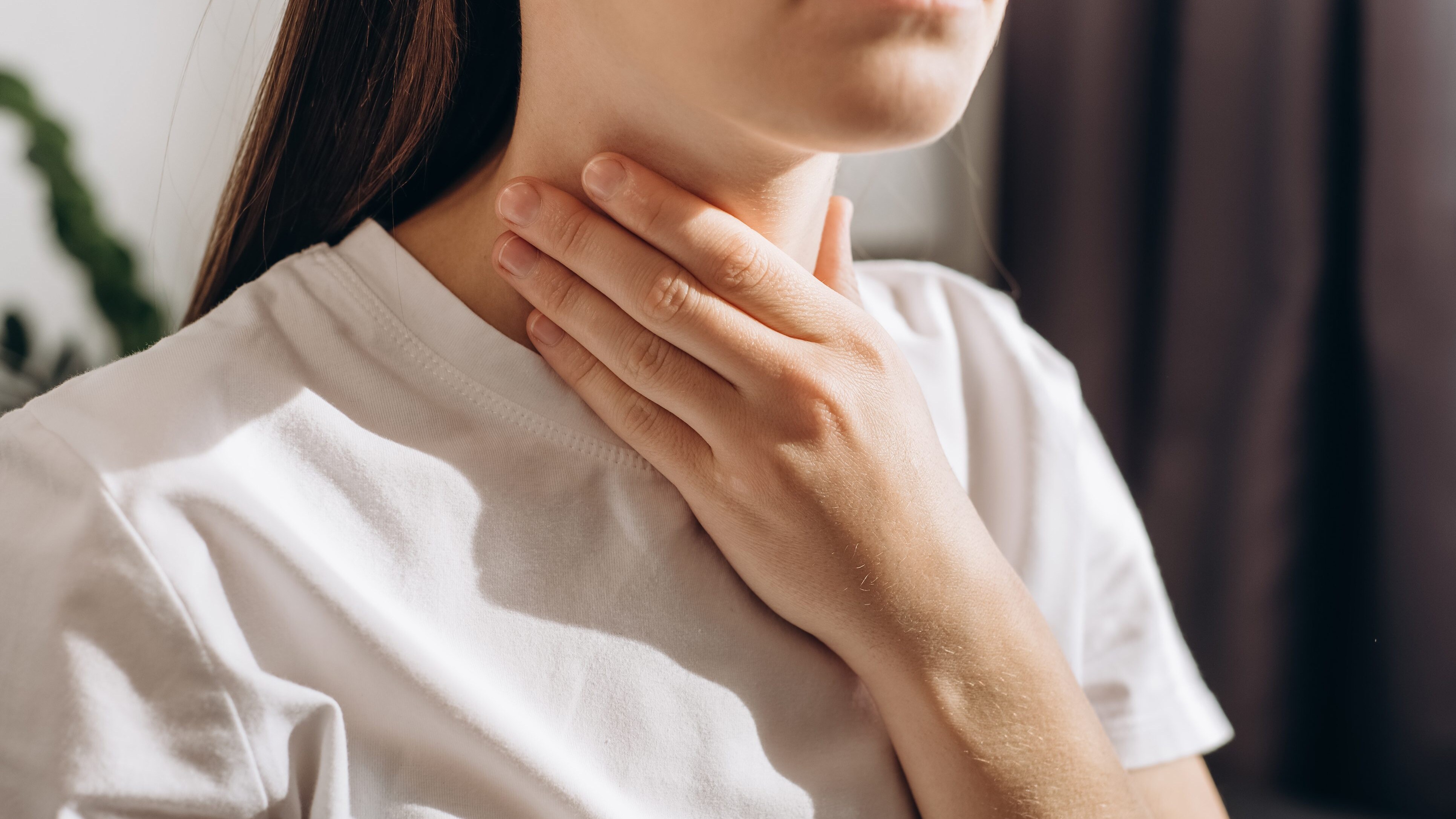 persona voce rauca al mattino