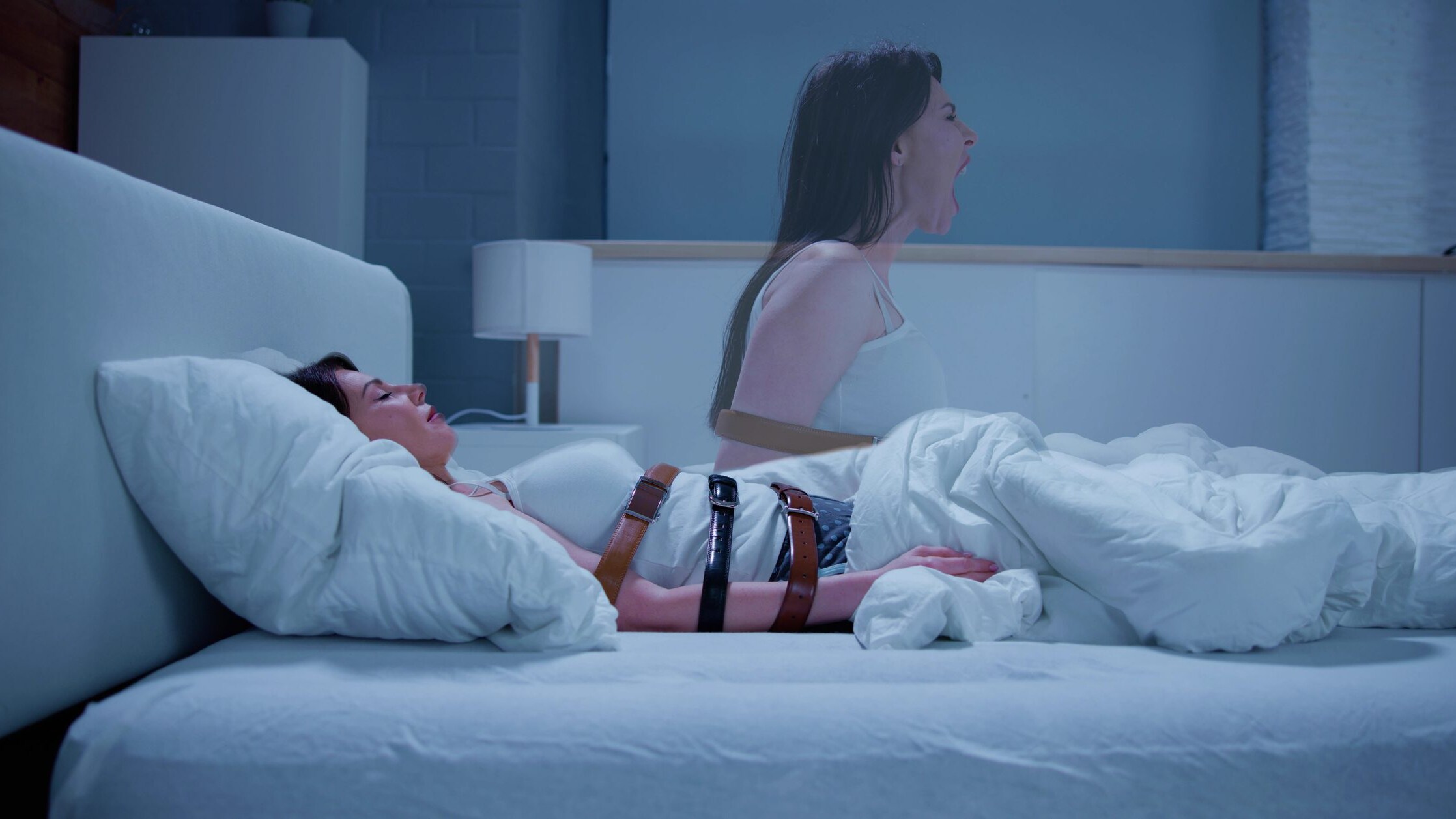 donna che soffre di paralisi del sonno