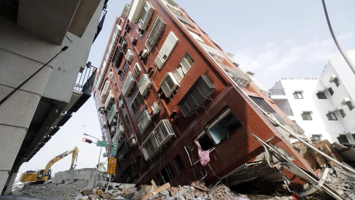 terremoto a Taiwan palazzi inclinati