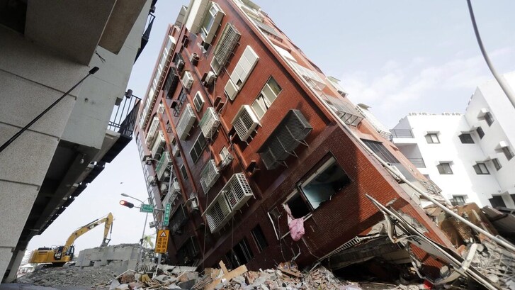 terremoto a Taiwan palazzi inclinati