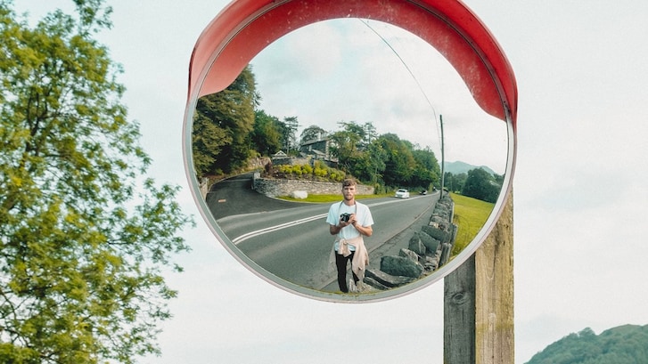 specchio deforma immagine tozzo slanciato