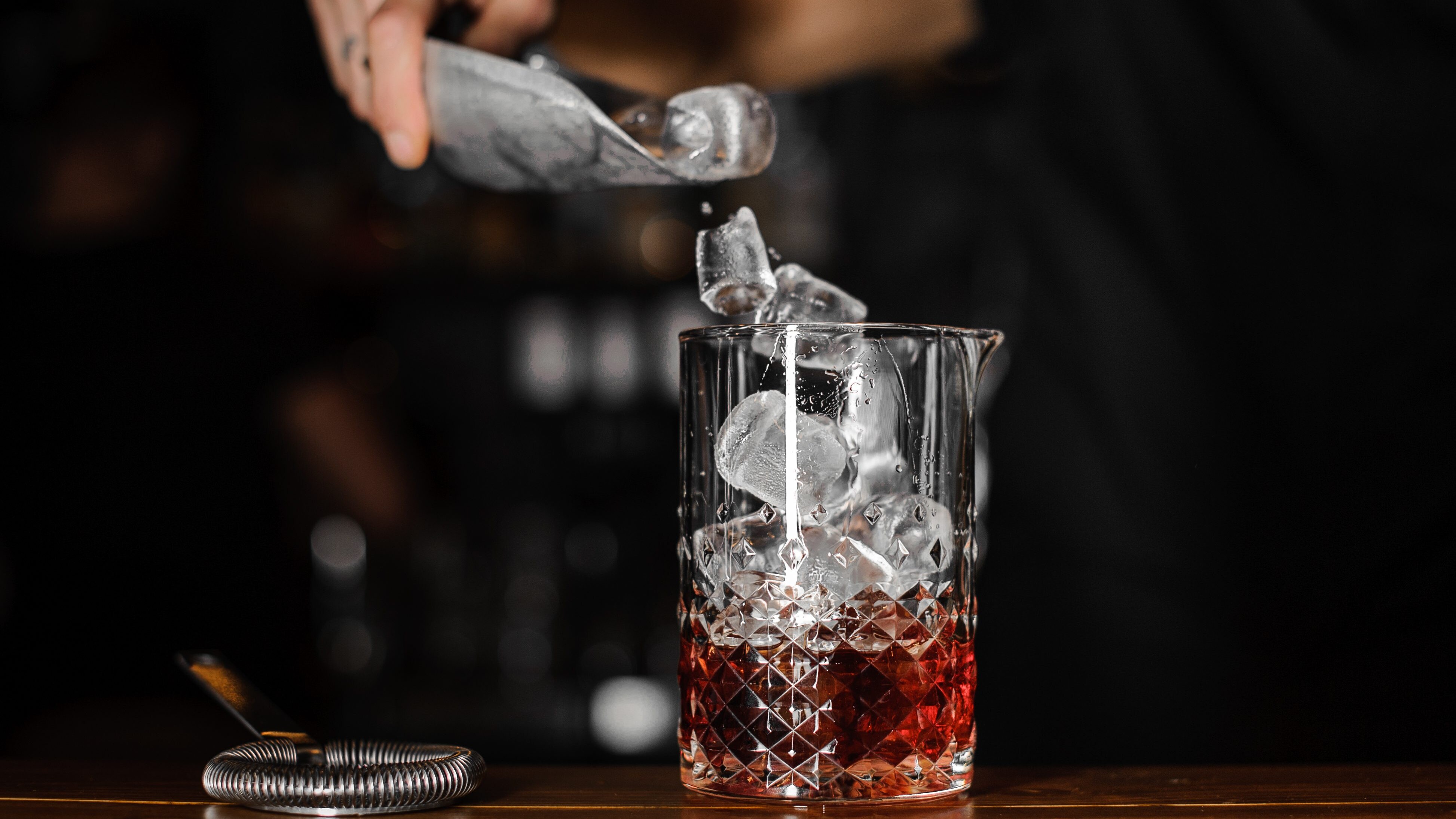 Ghiaccio cocktail drink perche cosi tanto