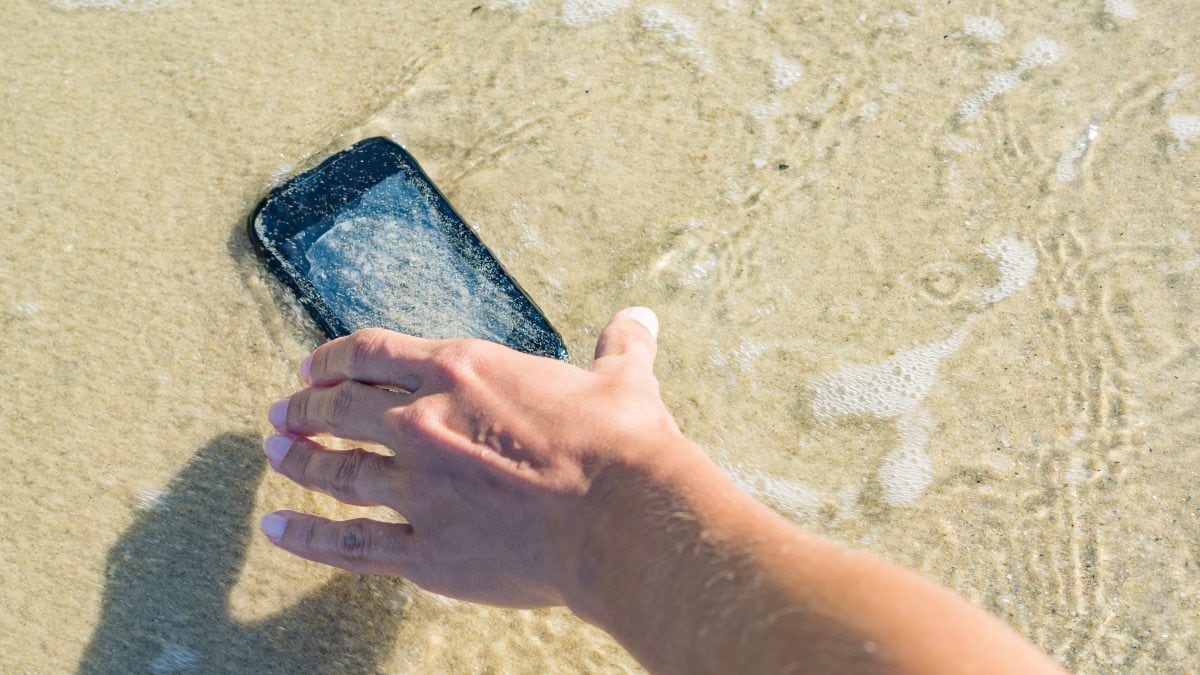 cosa fare se telefono cade in acqua