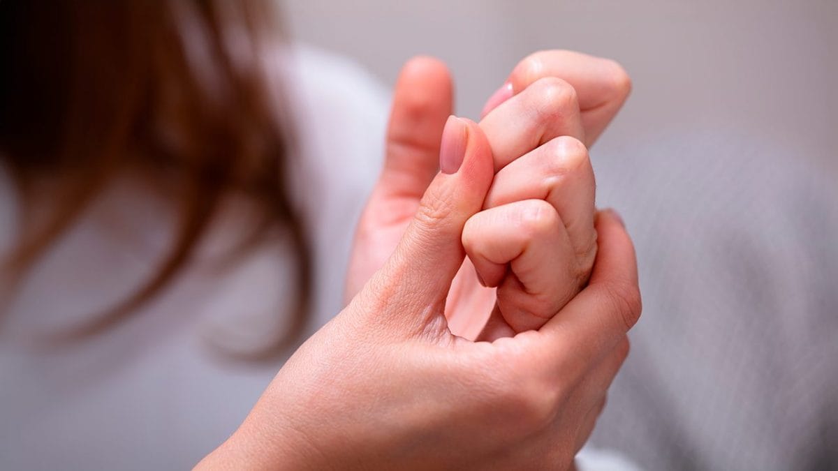 scrocchiare le dite non fa male artrite