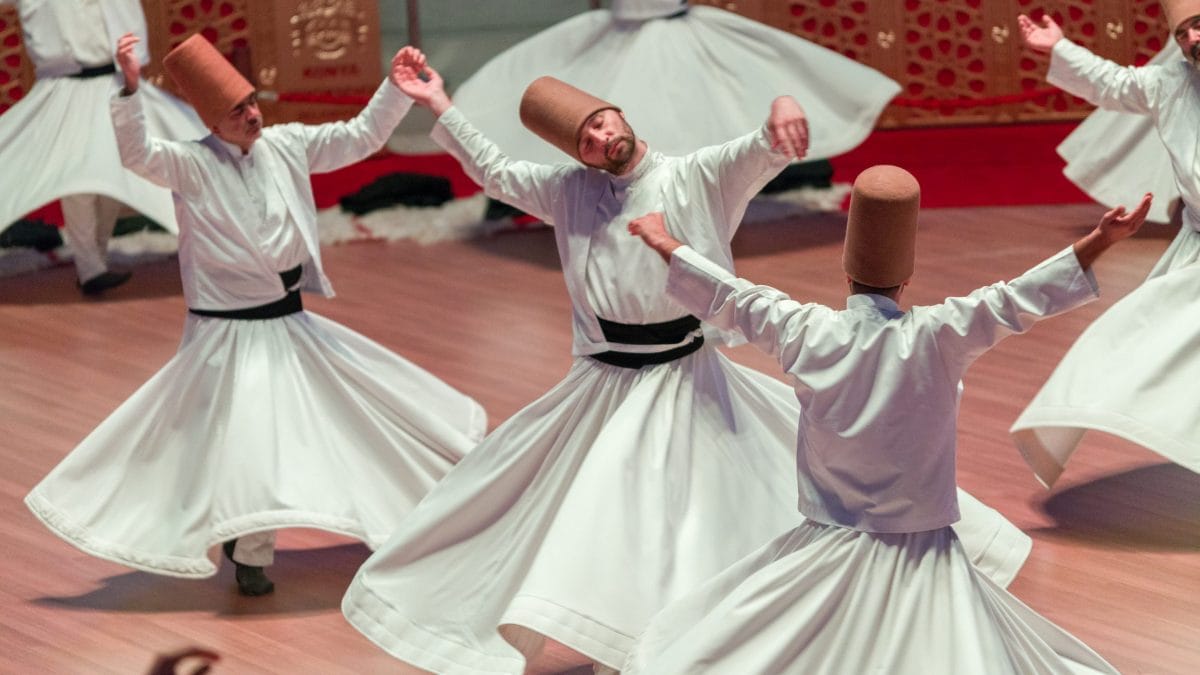 Come fanno i dervisci a danzare in tondo senza sosta e a non stare male