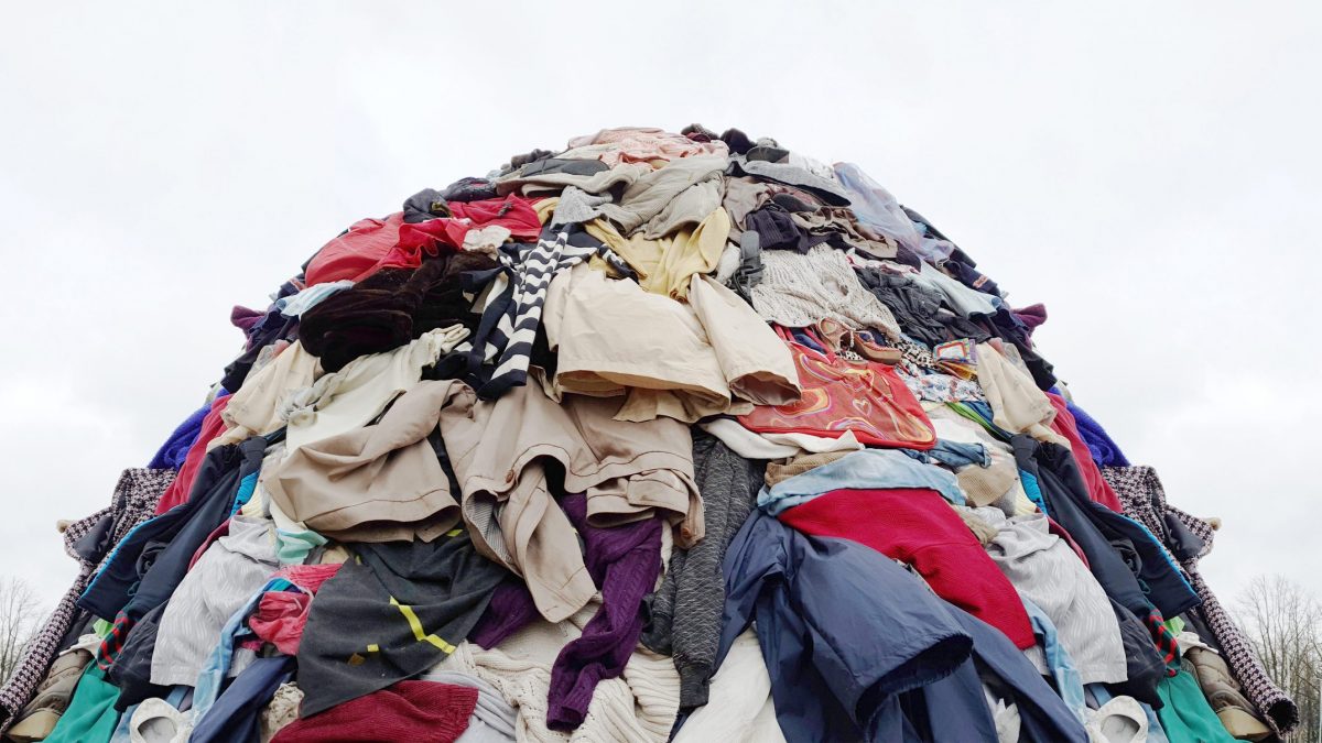 discarica fast fashion vestiti shein inquinamento