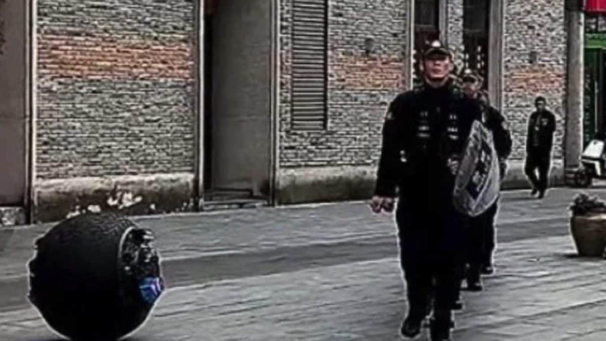 robot polizziotto sferico