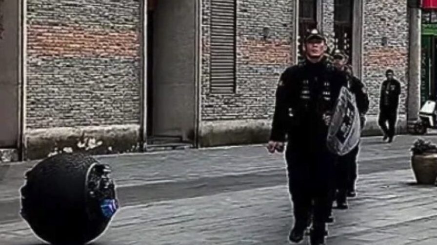 robot polizziotto sferico