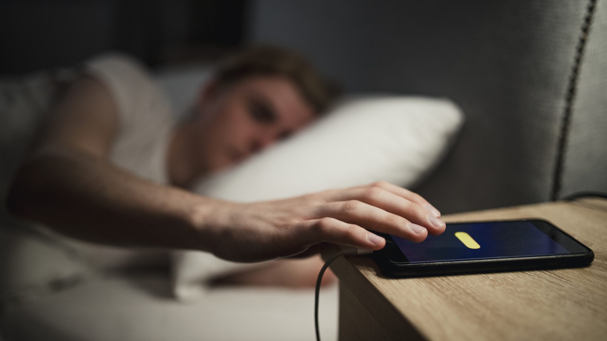 caricare smartphone di notte