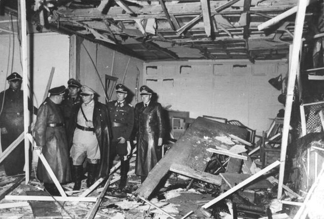 La sala della riunione dopo lo scoppio della bomba (credits Bundesarchiv)