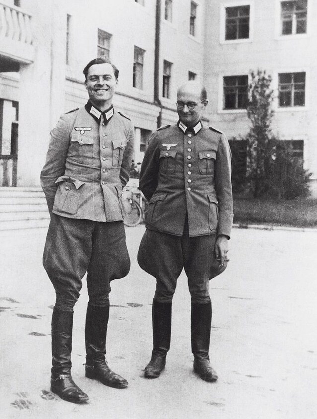 Stauffenberg (a sinistra)