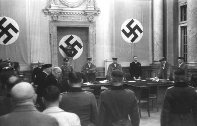 Un processo presso il tribunale del popolo (credits Bundesarchiv)