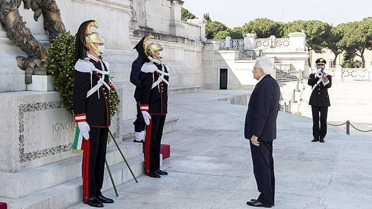 Mattarella davanti alla tomba del milite ignoto