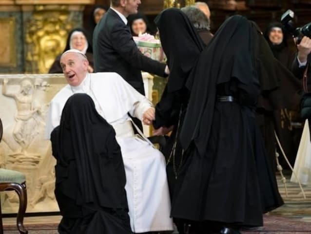 Il papa attorniato dalle suore a Napoli