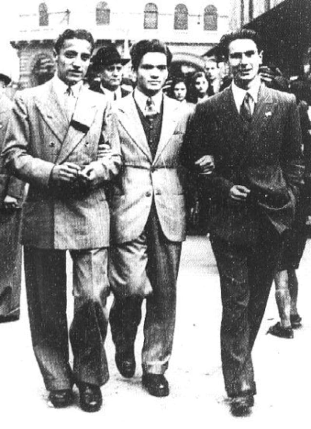 Pasolini (al centro) nel 1940 a Bologna