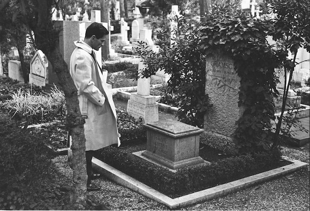 Sulla tomba di Gramsci negli anni '50