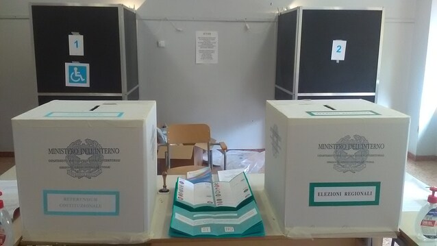 Un seggio del referendum del 2020 (credits Holapaco77 via Wikimedia Commons)