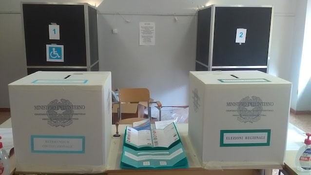 Un seggio del referendum del 2020 (credits Holapaco77 via Wikimedia Commons)