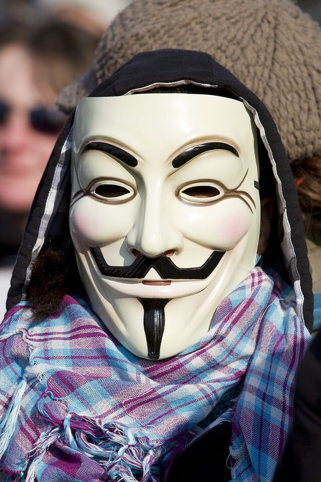 La maschera di Guy Fawkes (credits Pierre-Selim via Wikimedia Commons)