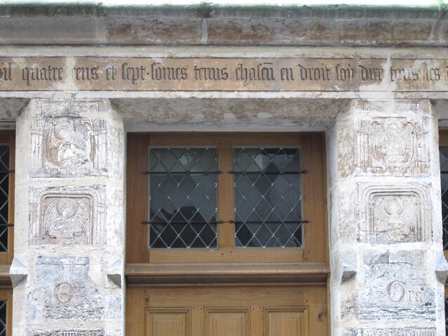 La porta dell'edificio in Rue de Montmorency