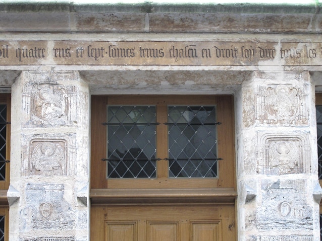 La porta dell'edificio in Rue de Montmorency