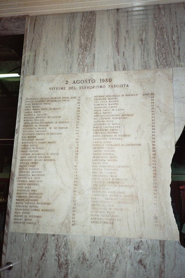 Lapide a ricordo delle vittime (Wikimedia Commons)