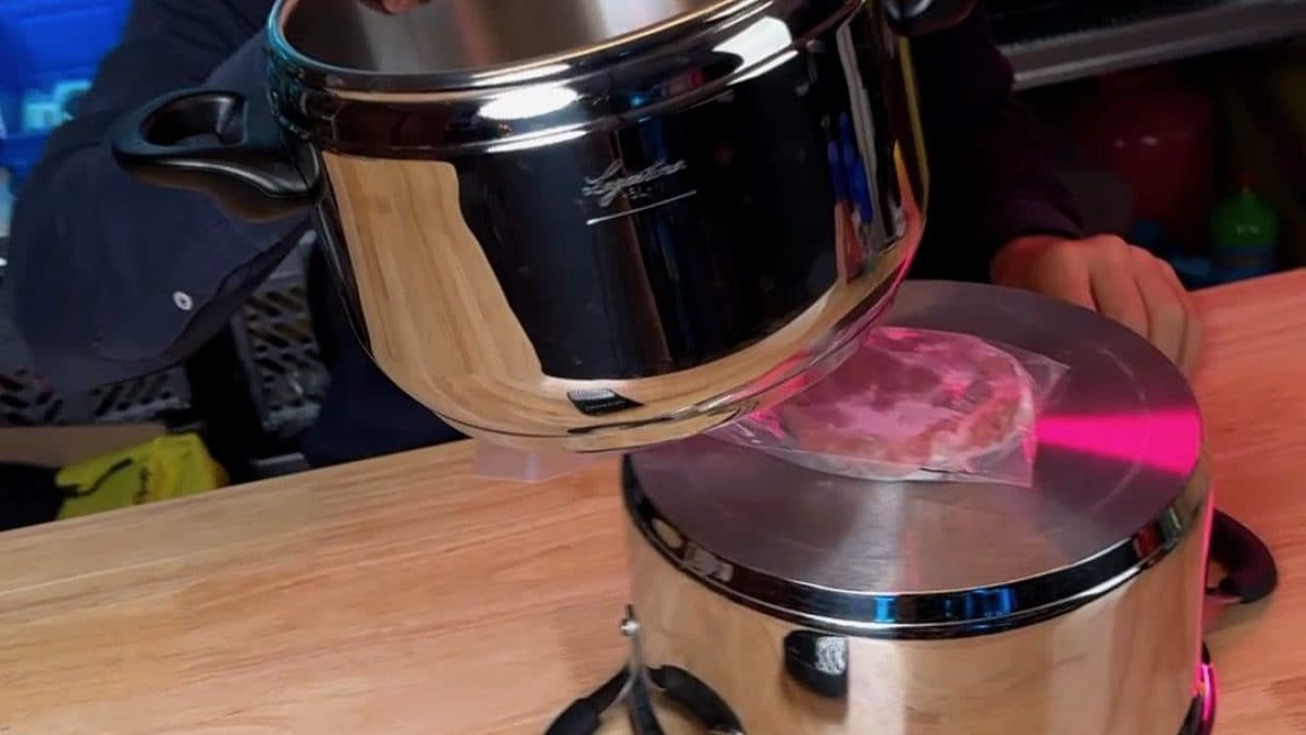 Scongelare hamburger con due pentole