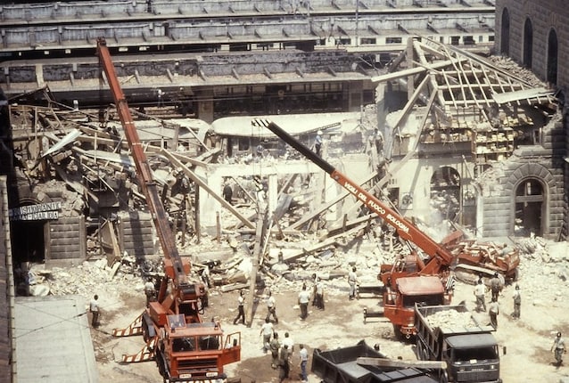 Sgombero delle macerie dopo la strage (Wikimedia Commons)