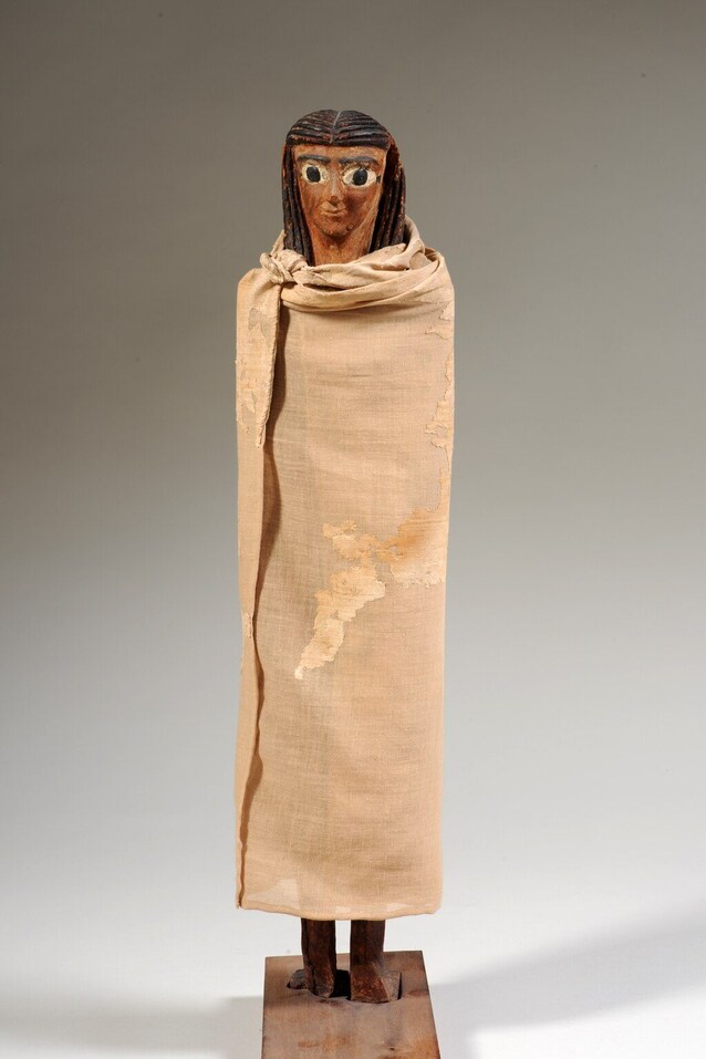 Statuetta di donna avvolta da tessuto, antico Egitto (2118-1980 aC circa) (Wikimedia Commons)