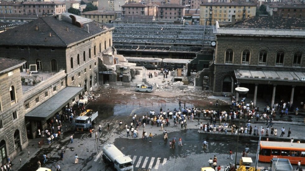 L’attentato neofascista che provocò la strage della stazione di Bologna del 2 agosto 1980