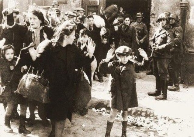 02 Bambino che si arrende ai nazisti nel ghetto di Varsavia