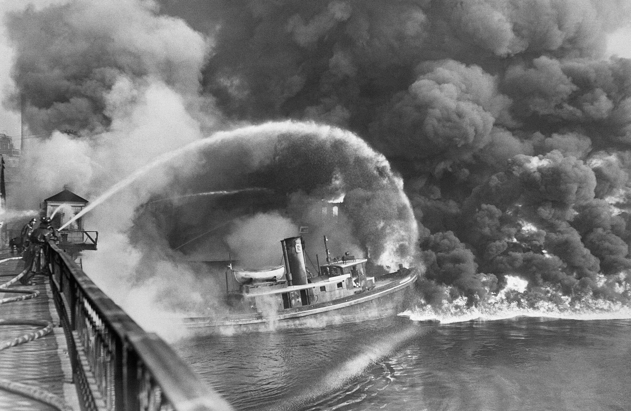 cleveland fiume in fiamme