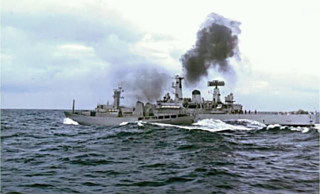 Collissione tra la HMS Scilla e il pattugliatore islandese Odinn (WIkimedia Commons)