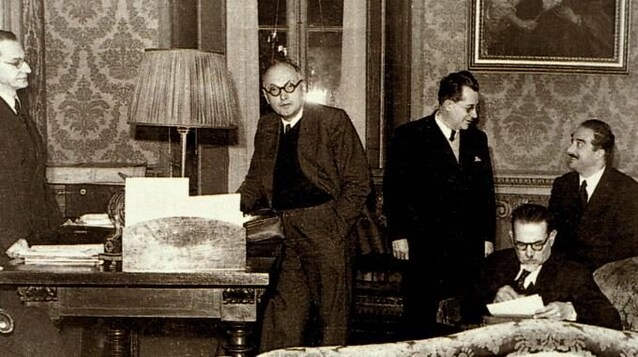 Con De Gasperi (a sinistra) e altri esponenti del governo