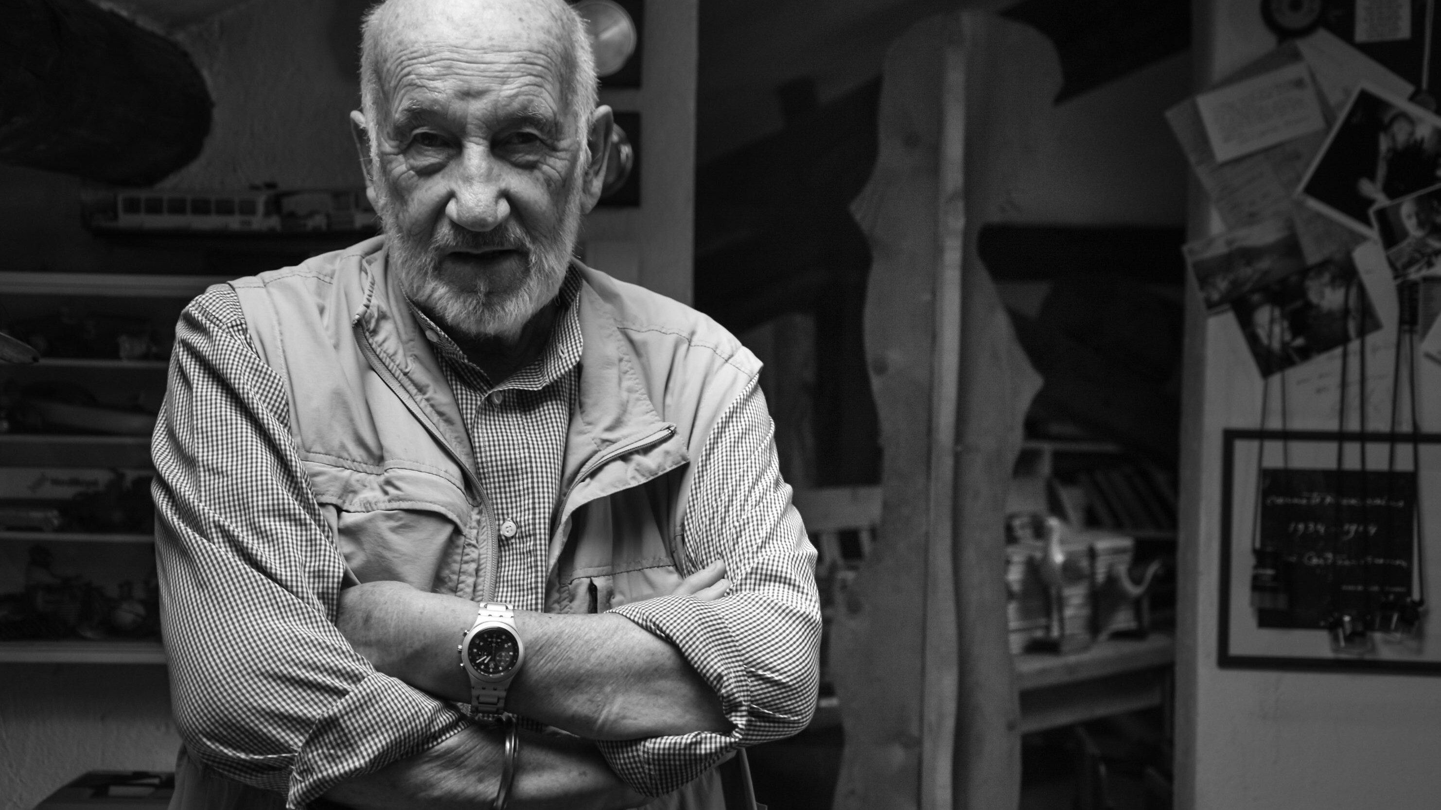 Gianni Berengo Gardin nella sua casa-studio a Milano, luglio 2015. Foto di Alessandra Lanza