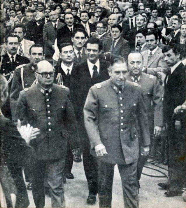 Pinochet e altri membri della giunta cilena (Wikimedia Commons)