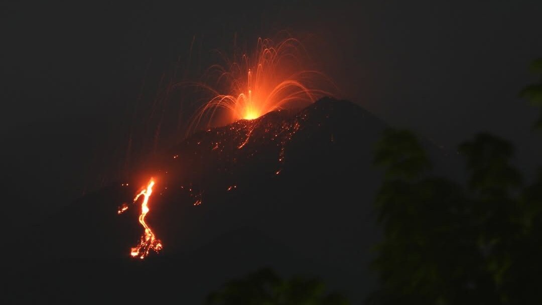 Spettacolare attivita stromboliana e colata di lava dal Cratere di Sud-Est dell'Etna