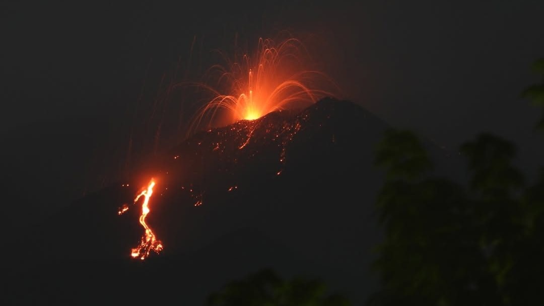 Spettacolare attivita stromboliana e colata di lava dal Cratere di Sud-Est dell'Etna