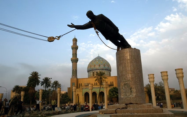 Statua di Saddam Hussein abbattuta in Iraq nel 2003