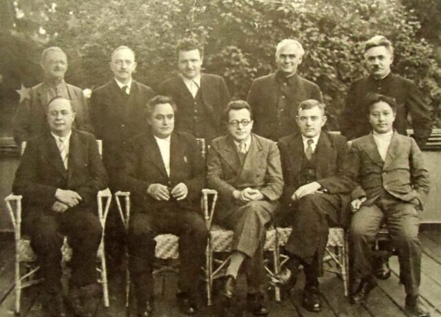 Togliatti (terzo da sinistra, seduto) a Mosca nel 1935 insieme ai dirigenti dell'Internazionale COmunista