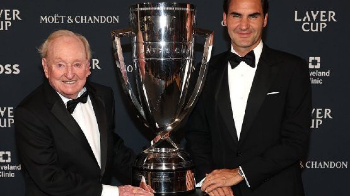 Rod Laver e Roger Federer con la Laver Cup. Da Twitter